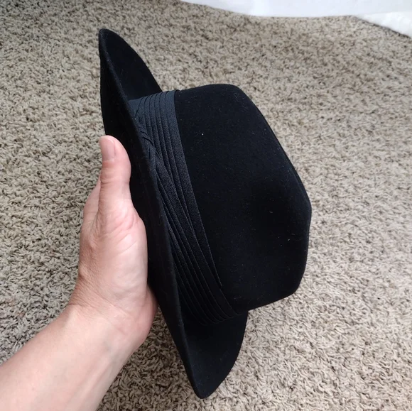 Suede Black Hat - Picture 6 of 7